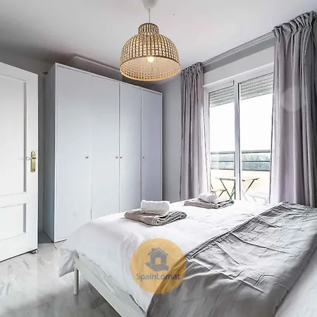 Sublime Spacious Penthouse, Sea And Mountain View アパート ベナルマデナ